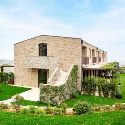 Oliveto Sul Lago Country House — edificio in pietra