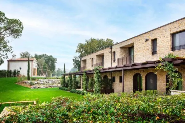 Oliveto Sul Lago Country House — corpo centrale e portico