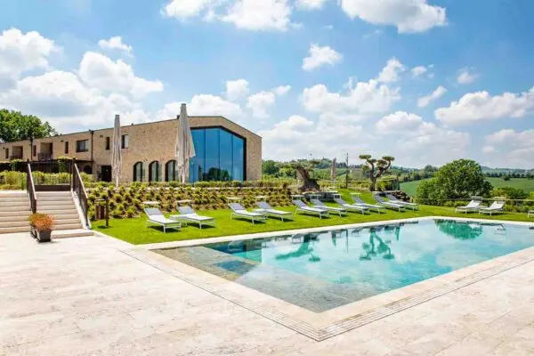 Oliveto Sul Lago Country House — piscina e struttura principale